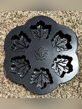 Nordic Ware Autumn Leaves Cast Aluminum Maple Leaf Cake Muffin Mold Pan
